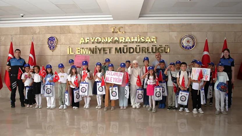 Minik Öğrenciler Emniyet Müdürünü Duygulandırdı