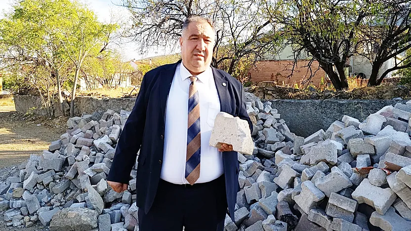 Mısırlıoğlu: Yakasenek'te Muhtar, Kırık Taşlarla Çözüm Arıyor