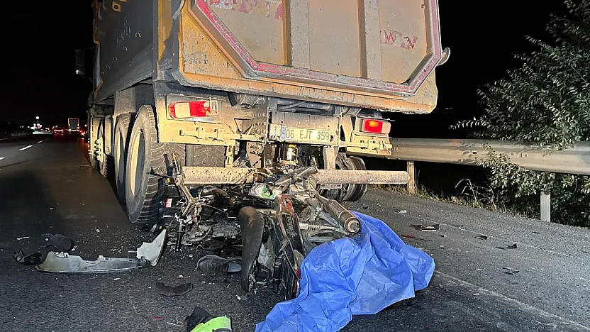 Motosiklet Sürücüsü Kamyona Arkadan Çarptı: 1 Ölü