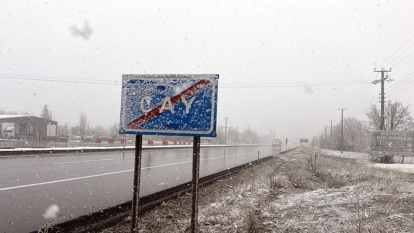 Nisan Karı Çevreyi Beyaza Bürüdü