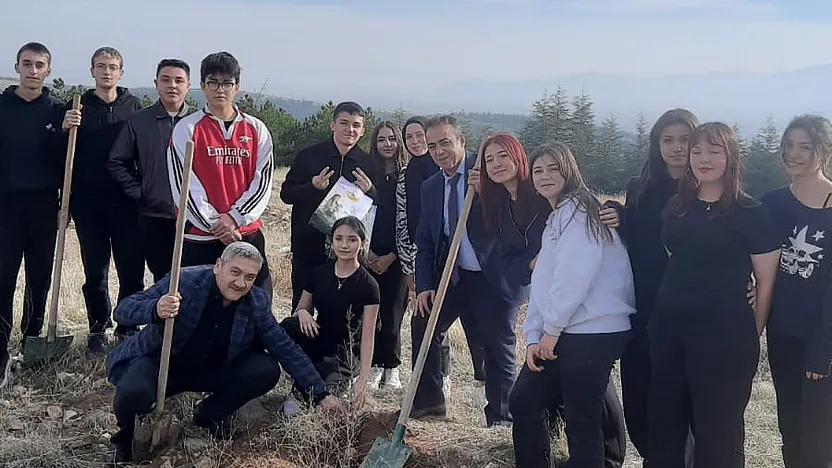 Öğretmenler Yeşil Vatan İçin Fidanlar Dikti
