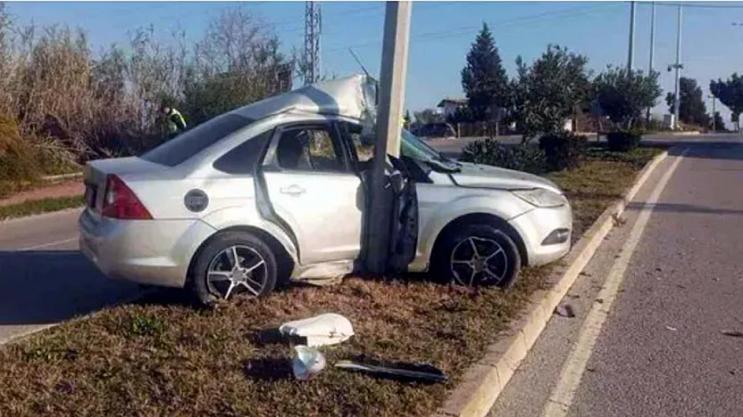 Önce Aydınlatma Direğine, Sonra Otomobile Çarptı!