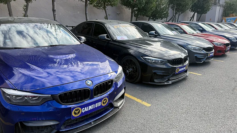 Operasyonda Afyon Da Vardı... Proje Araç Çetesinin Otomobilleri Sergilendi