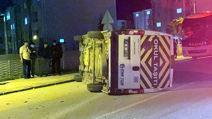 Otomobilin Çarptığı İşçi Servisi Yan Yattı: 7 Yaralı
