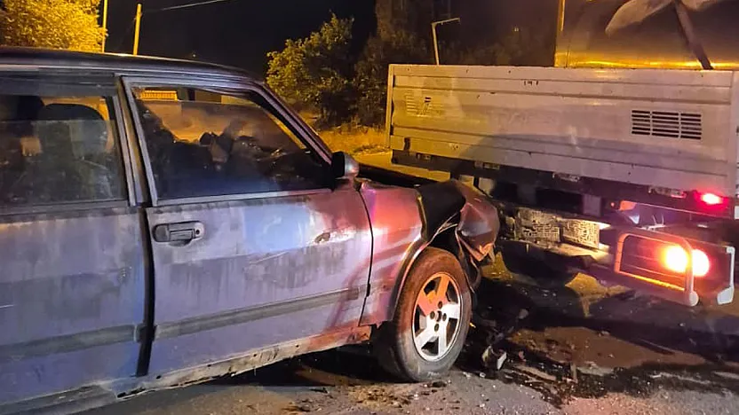 Otomobilin Kamyonete Çarptığı Kazada 2 Kişi Yaralandı