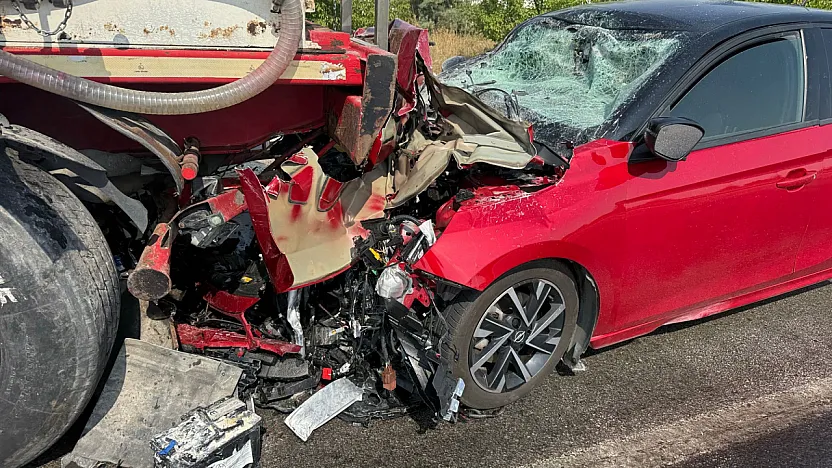 Otomobilin Süt Tankerine Çarptığı Kaza Güvenlik Kamerasında