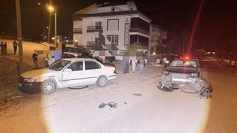 Otomobillerin Çarpıştığı Kazada 3 Kişi Yaralandı