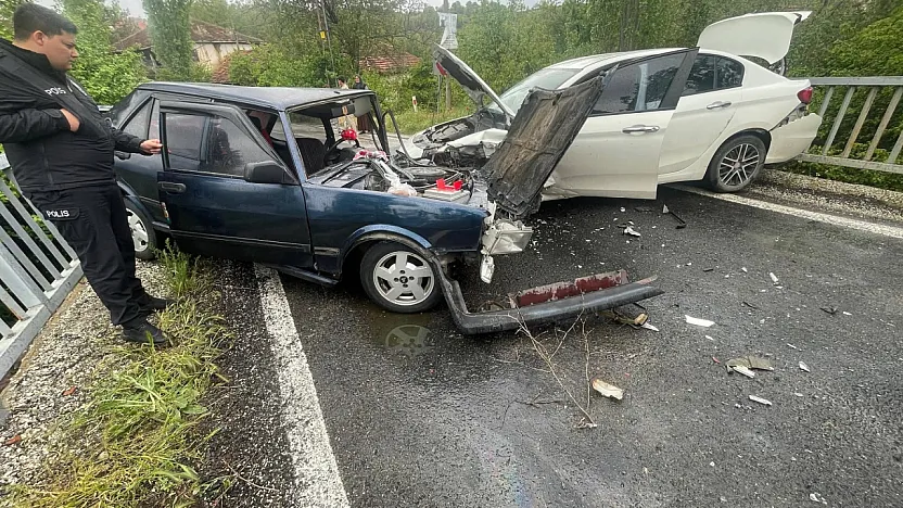 Otomobillerinin Kafa Kafaya Çarpıştığı Kazada 4 Kişi Yaralandı