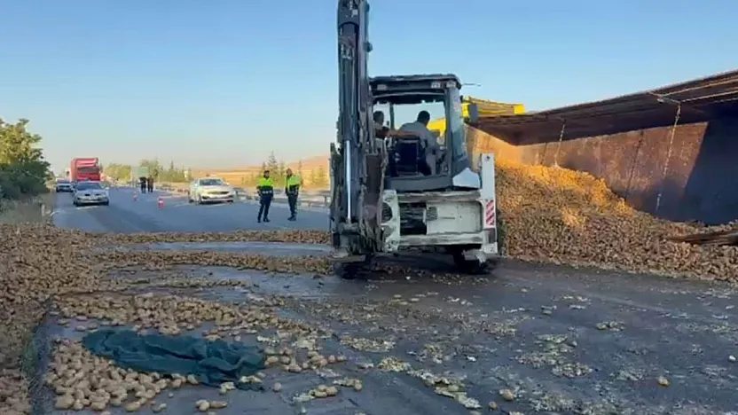 Patates yüklü Tır Devrildi: 30 Ton Patates Ziyan Oldu