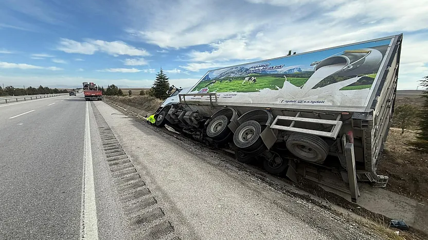 Peynir Yüklü Kamyon Yan Yattı