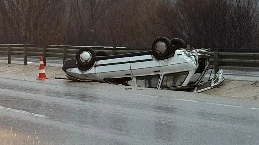 Refüje Devrilen Otomobil Sürücüsü Yaralandı