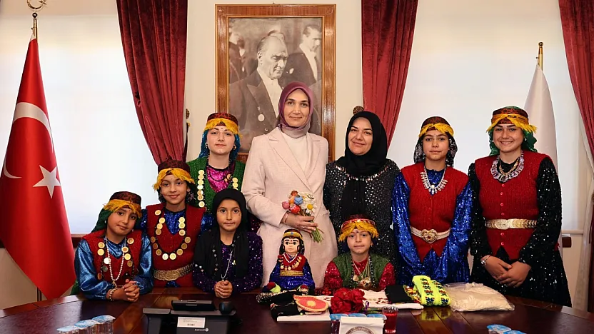 Rengarenk Kıyafetleri İle Gelen Kadınlar Valiye Kültürlerini Anlattı