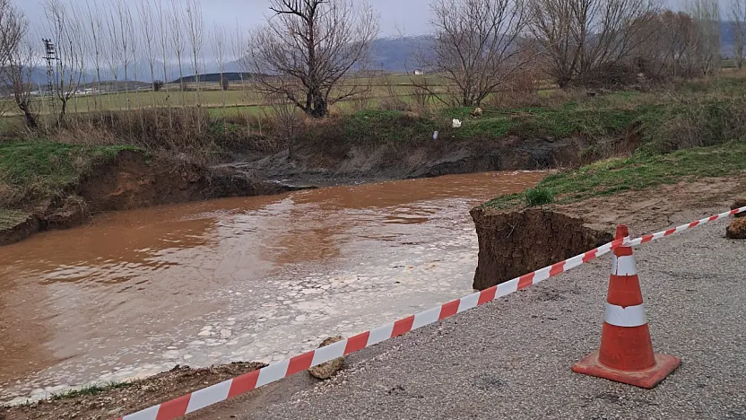 Sandıklı'da Yol Çöktü: 4 Metrelik Çukur Oluştu
