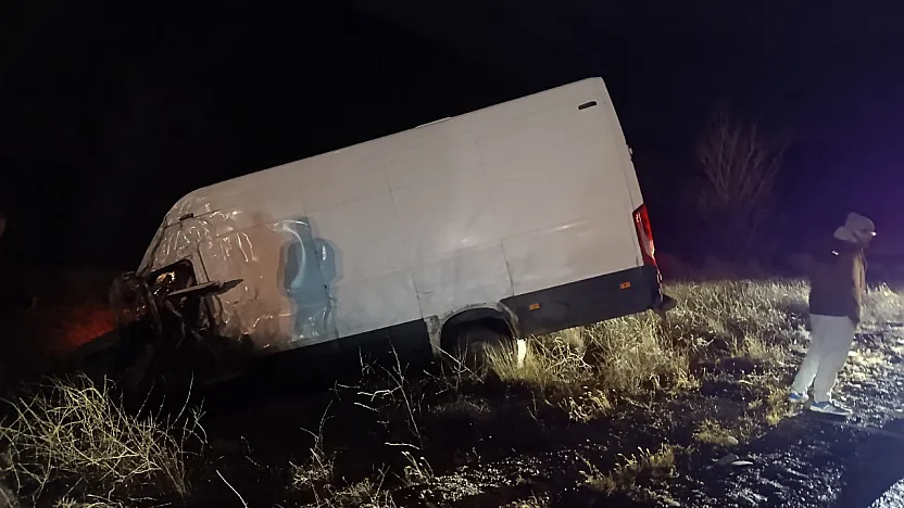 Şarampole Giren Minibüste 2 Kişi Yaralandı