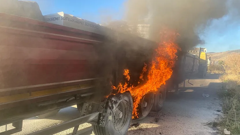 Seyir Halindeki Tır Alev Aldı: Facia Kıl Payı Atlatıldı!