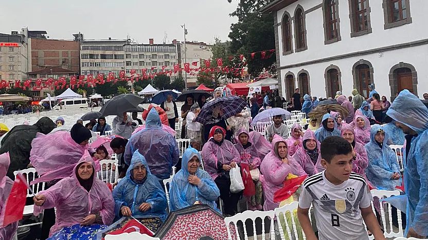 Şiddetli Yağmur Bile Durduramadı! Afyon'da Binlerce Kişi Meydanlarda!