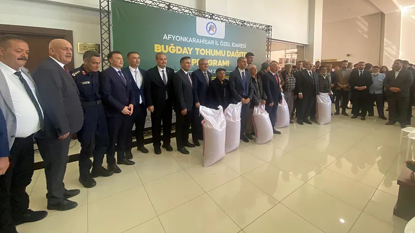 Sırada Çilek, Böğürtlen Ve Seralar Var Afyonkarahisar'da Çiftçiye 54 Ton Tohum Ve 5 Bin Koyun Desteği