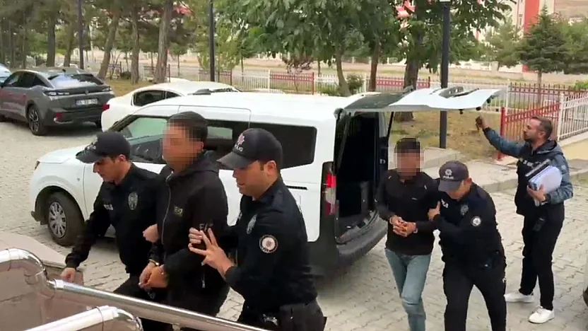 Sivas-Zara'da 11 İşyerini Soyan 3 Kişi Afyon-Bayat'ta Yakalandı