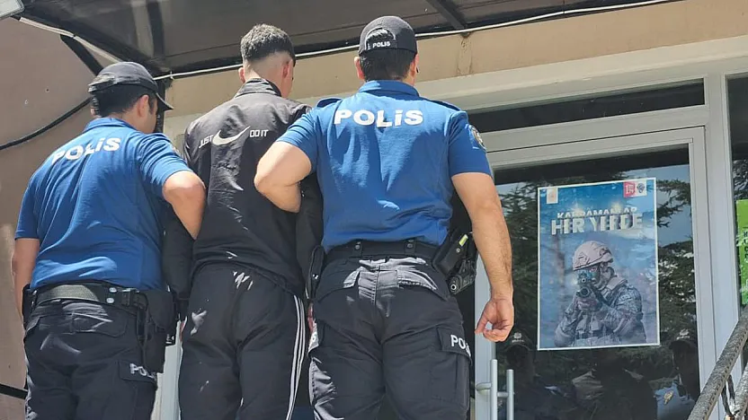 Sokakta Bıçak Çeken Genç Polisten Kaçamadı