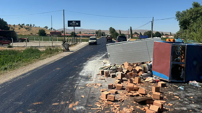 Şuhut'ta Patpat Devrildi: 5 Kişi Yaralandı