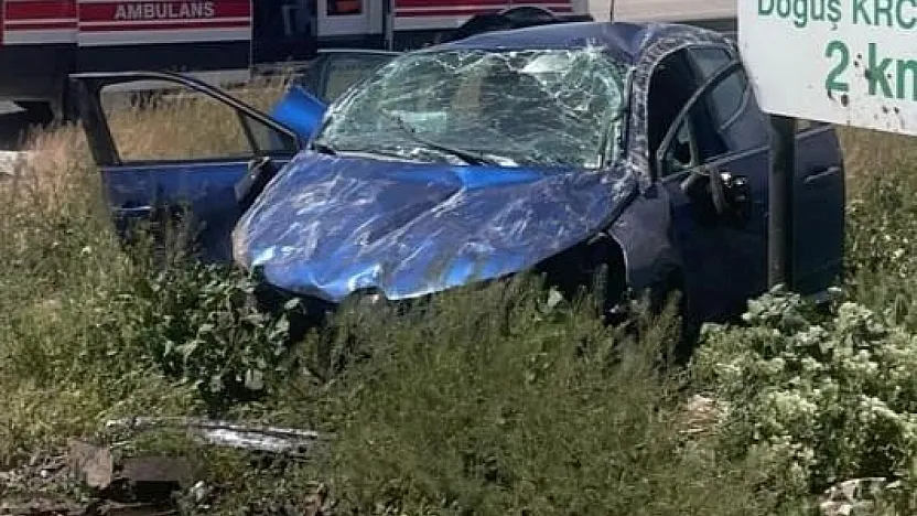 Takla Atan Otomobil Tarlaya Uçtu! 2 Kişi Yaralandı