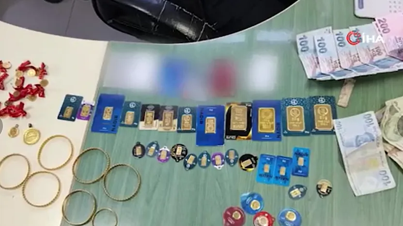 Temizlik İşçisi Altın Dolu Çantayı Polise Teslim Etti