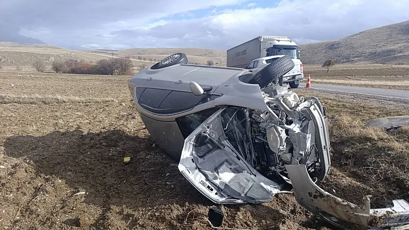 Tırla Çarpışan Otomobilde 5 Kişi Yaralandı