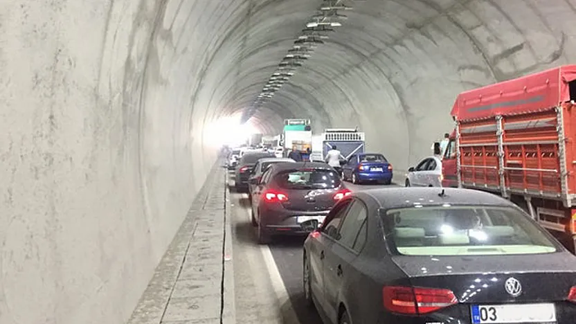 Trafikte Bayram Yoğunluğu. Karahisar Tüneli'nde Araç Arızası
