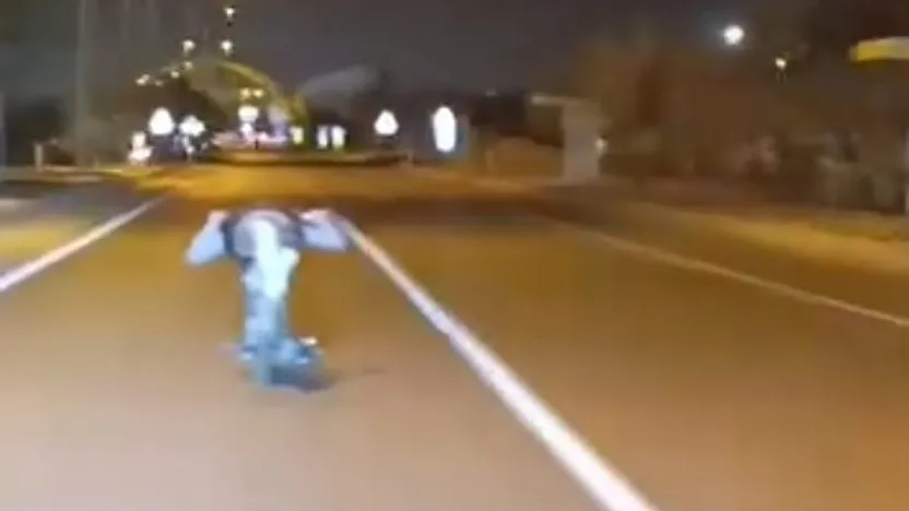 Trafikte Tehlikeli Şov! Genç, Ölümle Dans Etti
