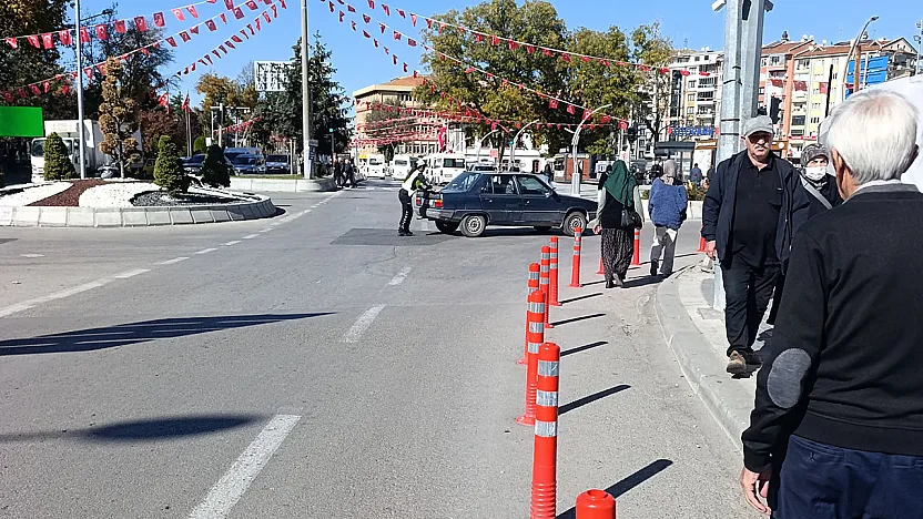 Trafikte Yolun Ortasında Kalan Otomobili Kadın Polis Tek Başına İttirerek Çalıştırdı