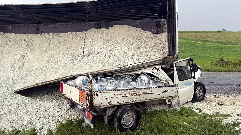 Tüp Kamyonetinin Üstüne Tır Devrildi, Şoför Öldü