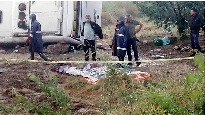 Tur Minibüsü Şarampole Uçtu: 4 Ölü, 16 Yaralı