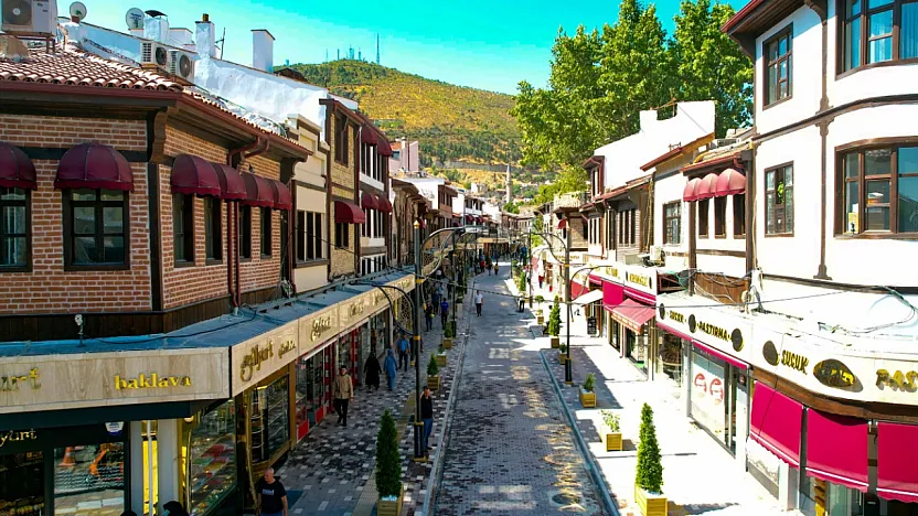 Uzun Çarşı'dan Ulu Camii'ye Nostaljik Tramvay
