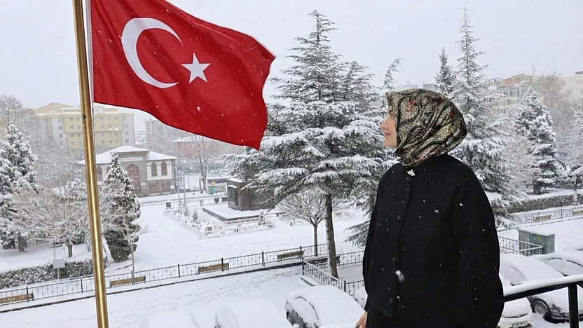 Vali Yiğitbaşı'dan Anlamlı Mesaj: Türk Bayrağı ve Mor-Beyaz Kalpler