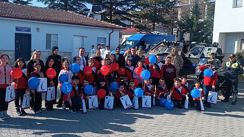 Vali Yiğitbaşı, Tek Tek Sohbet Etti… Öğrenciler, Jandarma Teşkilatı'nı Tanıdı