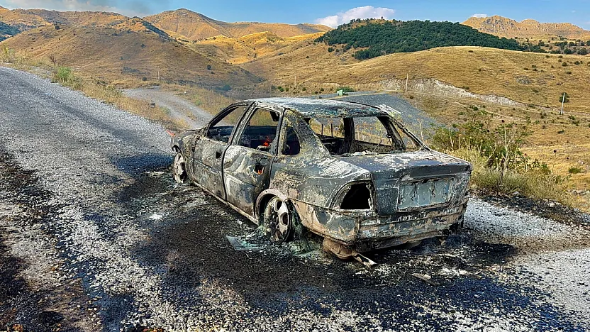 Yanan Araçtan Çıkarak Son Anda Kurtuldular