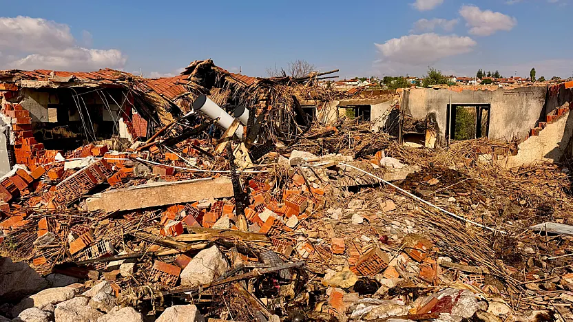 Yaşlı Çiftin Yanan Evinde Torunlarının Hayalleri de Kül Oldu