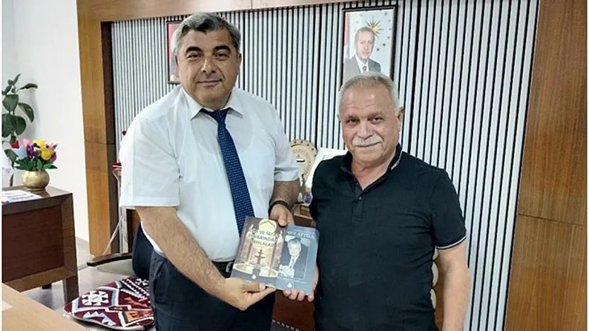 Yazar Şahintepe, Müdür Sünnetci'ye Kitaplarını İmzaladı