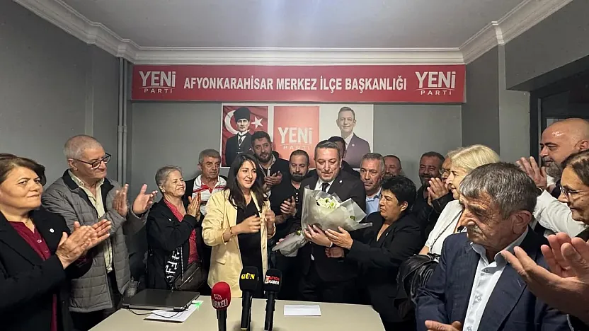 Yeni Parti'de Çiçeklerle Devir-Teslim