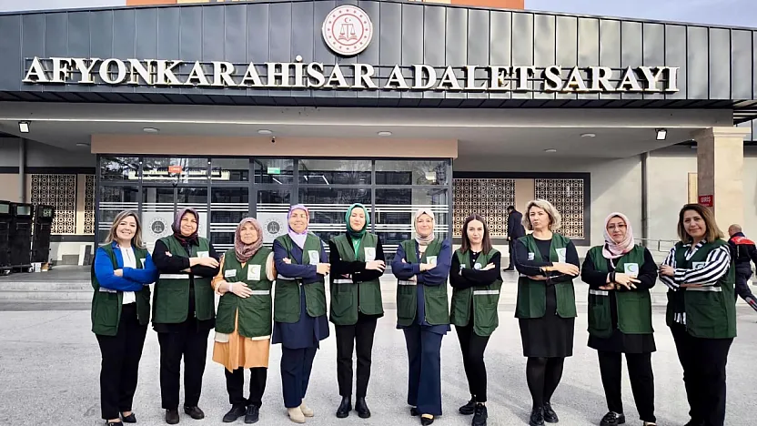 Yeşilay Afyon Şubesi Adliye'de Çocukları Unutmadı