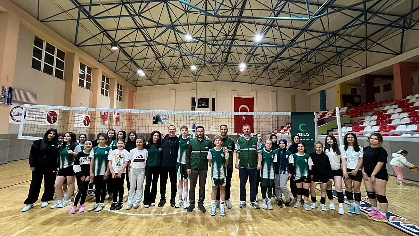Yeşilay Afyonkarahisar Şubesi, ücretsiz voleybol kursu düzenliyor