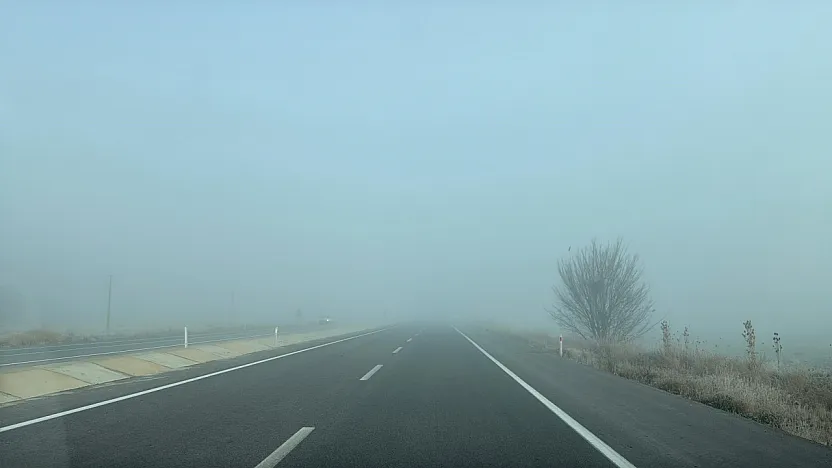 Yoğun Sis Yolu Kapattı