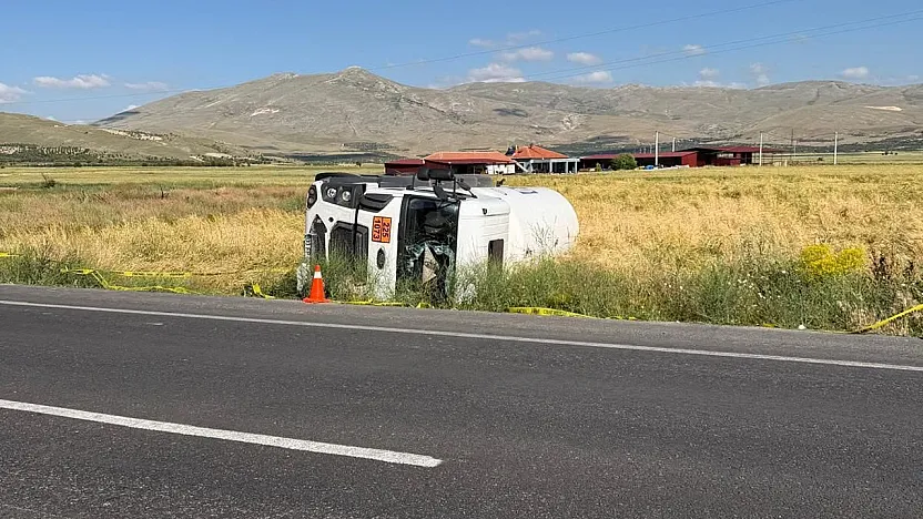 Yol Kenarına Devrilen Tankerin Sürücüsü Yaralandı