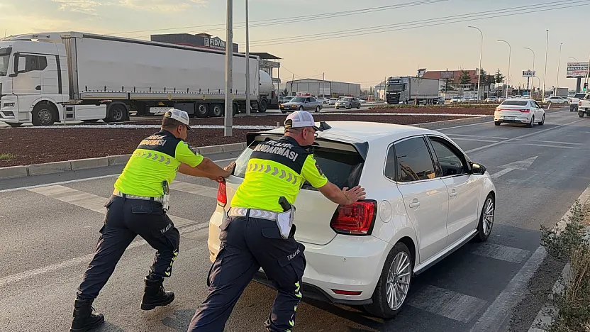 Yolda Kalan Sürücünün İmdadına Trafik Jandarması Yetişti