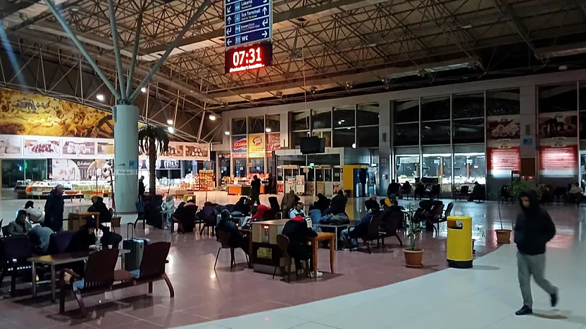 Yollarda Don, Afyon Otogarı'nda Yoğunluk Var