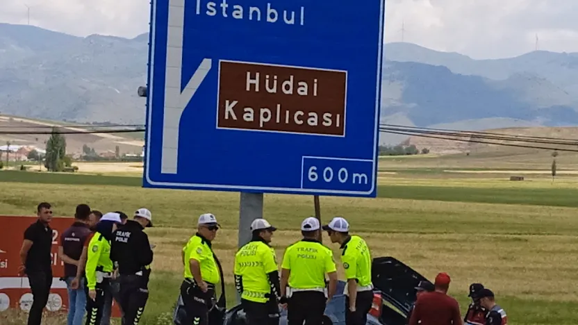 Yön Tabelasına Çarpan Otomobil Sürücüsü Yaralandı