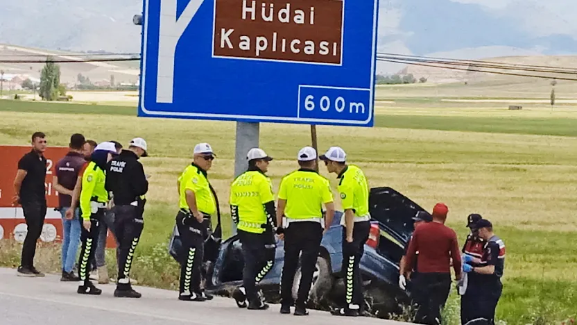 Yön Tabelasına Çarpan Otomobildeki Yaralılardan Biri Öldü
