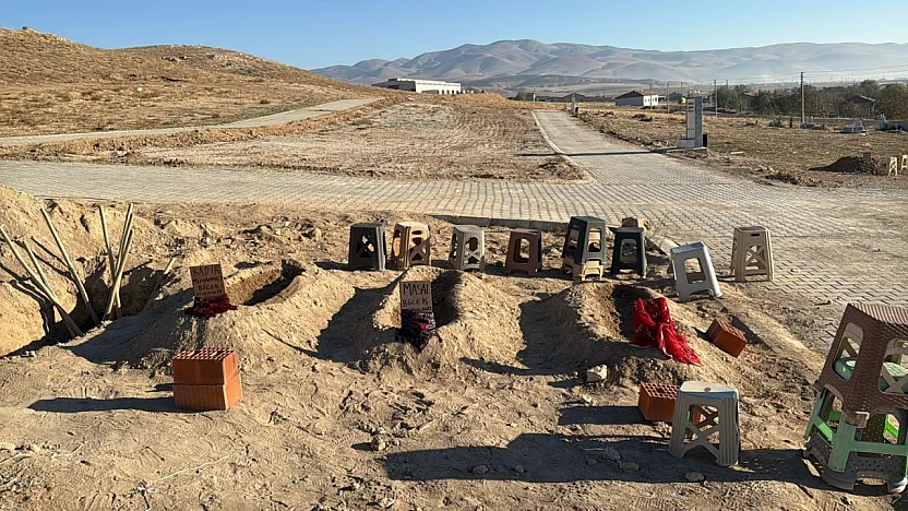 Zehirlenme Faciasında Hayatlarını Kaybetmişlerdi... Mezar Taşına Duvak...