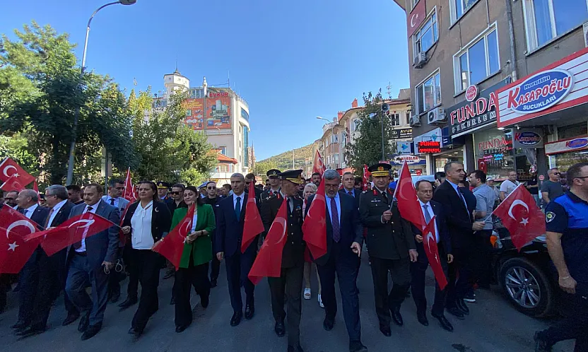 104'üncü Yıl Yürüyüşünde Renkli Görüntüler