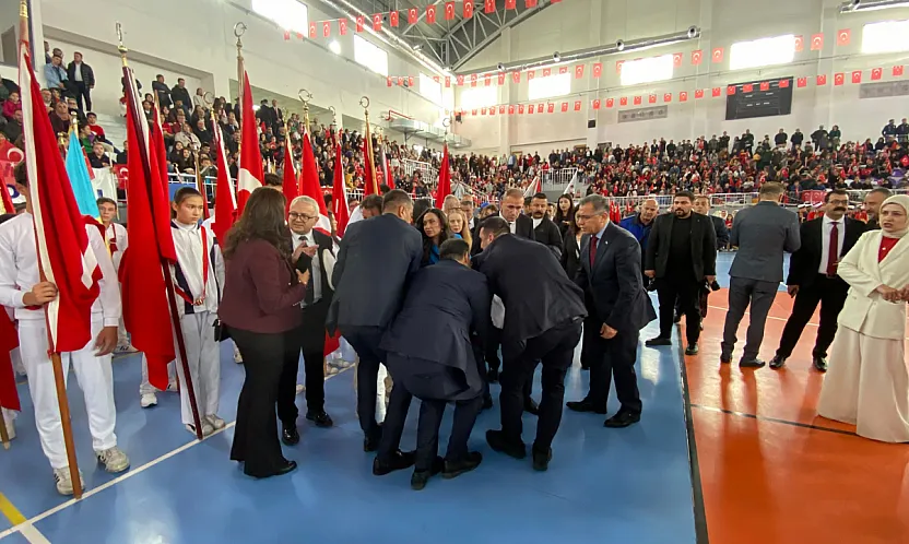 29 Ekim Töreninde Beklenmedik Olay! Vali Konuşmasını Yarıda Kesti